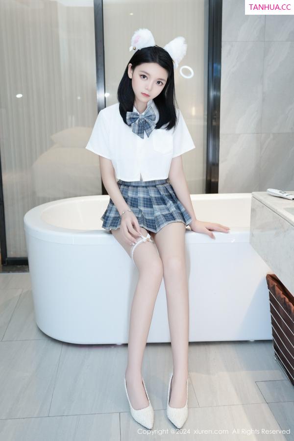   [XiuRen]高清写真图 2024.06.18 No.8715 唐心心 丝袜美腿第14张图片
